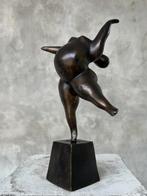 Beeld, NO RESERVE PRICE - Voluptuous Balancing Backbend Lady, Antiek en Kunst