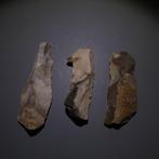 Neolithisch 3 vuurstenen. 7 cm L. Mes - 5000 v.Chr. Bijl