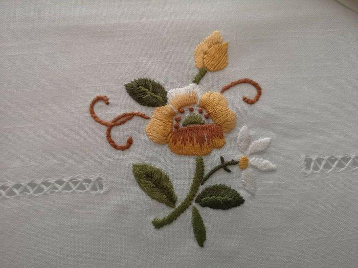 Tovaglia ricamata a mano in misto lino 12 posti ricamo, Antiek en Kunst, Antiek | Kleden en Textiel