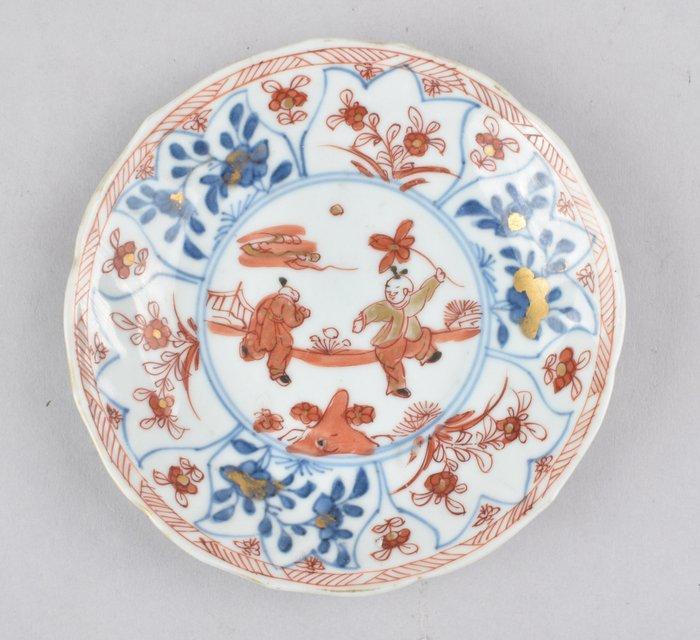 Theekom - Een Chinese Imari theekop versierd met twee, Antiek en Kunst, Antiek | Overige Antiek