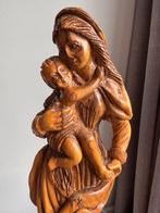 Beeld, Vrouw die een kind in haar armen draagt - 46.5 cm -