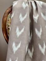 Dubbel breed. Exclusief etnisch ikatpatroon voor decoratie