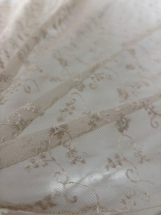 Stof voor gordijnen, kostbaar Frans kant met borduursel en, Antiek en Kunst, Antiek | Kleden en Textiel
