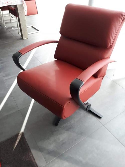 Leren relaxfauteuil met stalen frame - rood leer - Echt leer, Huis en Inrichting, Fauteuils, 75 tot 100 cm, Nieuw, 50 tot 75 cm