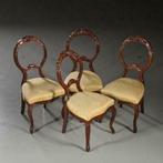 Antieke stoelen / Stel van 4 elegante Zweedse eetkamerstoele