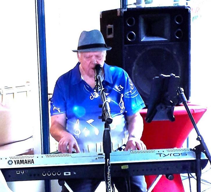 Zanger Toetsenist One Man Band, Diensten en Vakmensen, Muzikanten, Artiesten en Dj's, Band, Dj, Orkest, Solo-artiest, Overige artiesten