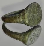 Middeleeuwen, kruisvaardersperiode Brons ring met een kruis.