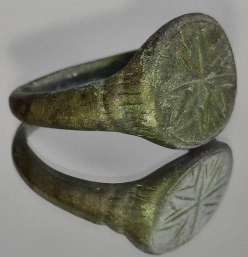 Middeleeuwen, kruisvaardersperiode Brons ring met een kruis., Sieraden, Tassen en Uiterlijk, Antieke sieraden