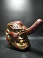 Antiek Tengu-masker in rode, zwarte droge lak – Noh-theater