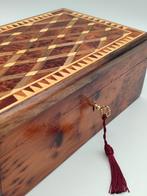 Sieradendoos - Hout (Thuya), hout, parelmoer, marqueterie,, Antiek en Kunst, Curiosa en Brocante