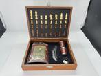 Veiling - Mini schaakbord met flask en flessenopener, Hobby en Vrije tijd, Gezelschapsspellen | Bordspellen, Nieuw