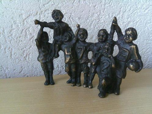 Atelier in Beeld - Beeldje - HOE ZO BUITENSPEL - Gepatineerd, Antiek en Kunst, Curiosa en Brocante
