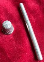 Zilveren naaldenkoker en een zilveren vingerhoed goed