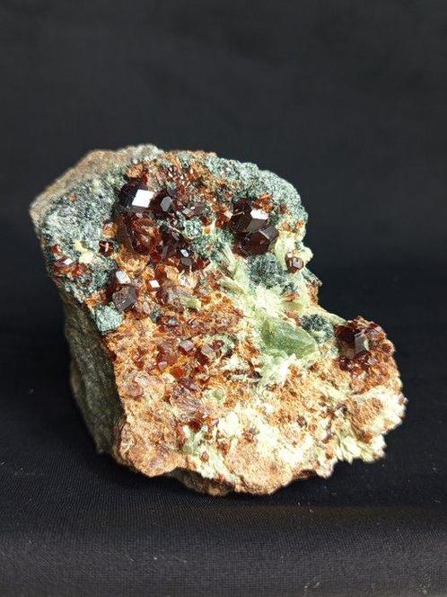 Granato met Diopside EEN ENKEL JUK (Bellecombe, Valle, Verzamelen, Mineralen en Fossielen