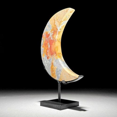 Een ruwe Rode Maligano Jaspis Halvemaanvormig op een, Antiek en Kunst, Kunst | Designobjecten