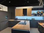Nolte Showroom Keuken –Mat Zwart / Vulcaan Eiken – Compleet, Zwart, Hoekkeuken, Nieuw, Kunststof