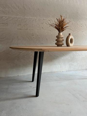 Organische Eettafel rustiek eiken hout beschikbaar voor biedingen