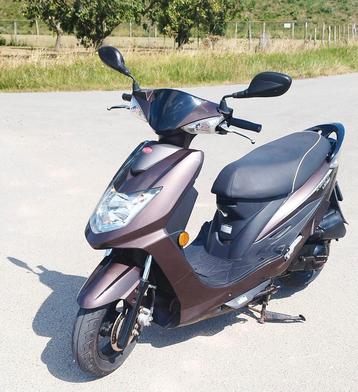 Leuke Kymco VP50 / weinig kms 7240  / bj 2015 / snor beschikbaar voor biedingen