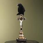 Kraai op Kruis Taxidermie Opgezette Dieren By Max, Ophalen of Verzenden, Nieuw, Vogel, Opgezet dier