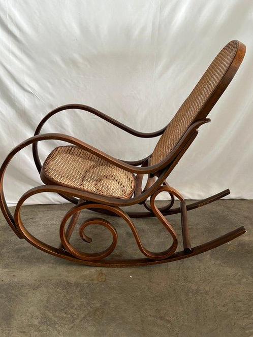 Stile Thonet - Schommelstoel - Walnoot - Ligstoeltje van, Antiek en Kunst, Curiosa en Brocante