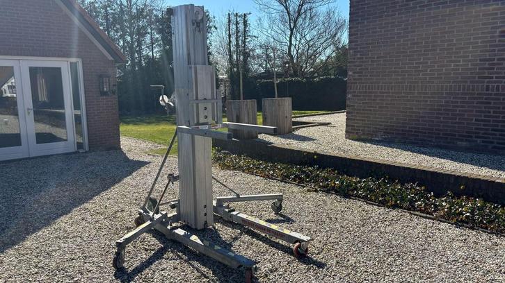 TE HUUR: Materiaallift Kanaallift  Verrijdbaar 5,6M - 7,2M, Zakelijke goederen, Machines en Bouw | Liften, Steigers en Ladders