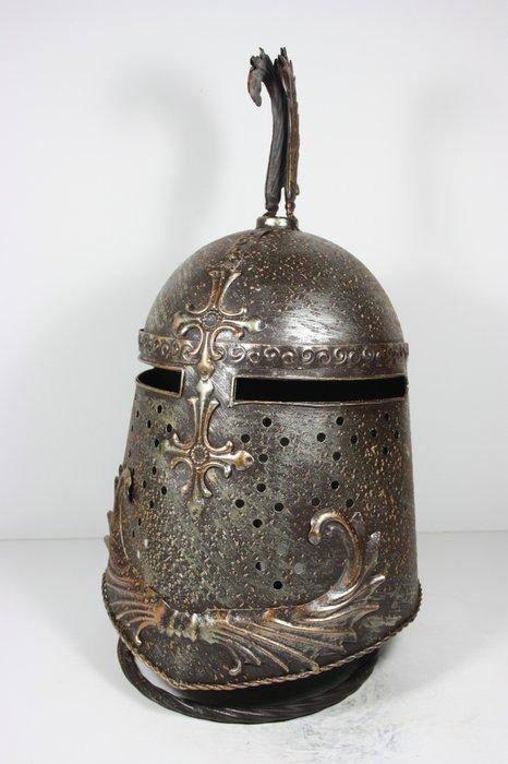 Helm - Middeleeuwen, kruisvaardersperiode - Europa - 2020+, Antiek en Kunst, Kunst | Designobjecten