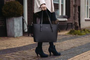 Zwarte shopper beschikbaar voor biedingen