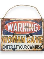 Metalen Wandbord - Woman Cave - 30 x 40 cm, Huis en Inrichting, Woonaccessoires | Wanddecoraties, Nieuw, Verzenden