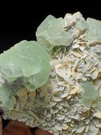 Groene fluoriet en calciet, van een klassieke locatie! -, Verzamelen, Mineralen en Fossielen