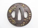 Antieke ijzeren Tsuba-gravure met verguld tempelgebouw,