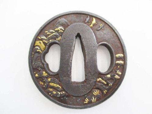 Antieke ijzeren Tsuba-gravure met verguld tempelgebouw,, Antiek en Kunst, Antiek | Overige Antiek