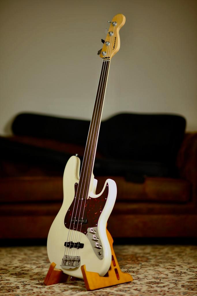 Vincent Metropol 4 Fretless 2021 | White, Muziek en Instrumenten, Snaarinstrumenten | Gitaren | Bas