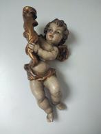 Snijwerk, Holzfigur - farbiger Engel mit Kerzenhalter -