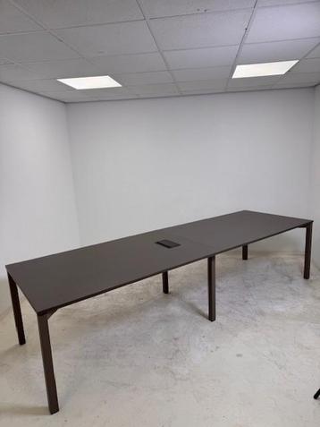 Voortman vergadertafel 320x 100 met stroomvoorziening beschikbaar voor biedingen