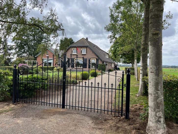 Poort 400 cm breed model als foto.   NU SLECHTS € 2650,00, Tuin en Terras, Tuinpoorten, Nieuw, Staal, Draaipoort, 150 tot 200 cm