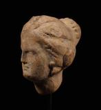 Oud-Grieks Terracotta vrouwelijk hoofd, samen met Spaanse