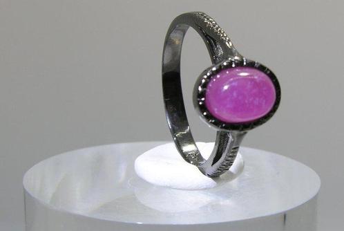 Robijn Ring Cabochon - Hoogte: 28 mm - Breedte: 21 mm- 3.3 g, Verzamelen, Mineralen en Fossielen