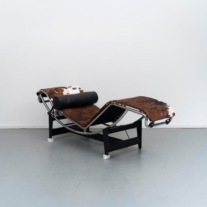 2x Cassina Le Corbusier LC4 Chaise Longue Ponyhuid Tricolor, Huis en Inrichting, Banken | Sofa's en Chaises Longues, Minder dan 150 cm