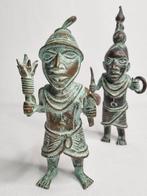 Paire de sculptures en bronze patiné, royaume du Bénin,