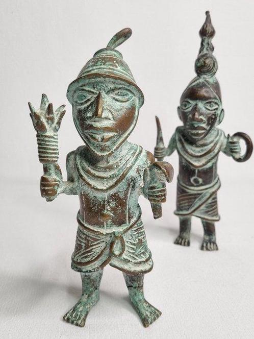 Paire de sculptures en bronze patiné, royaume du Bénin,, Antiek en Kunst, Kunst | Niet-Westerse kunst