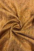 Prestigieuze geweven stof in mosterdgeel en flesgroen op een