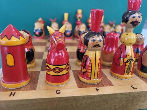 Schaakspel - Handgeschnitzt und Bemalt - Hout, Antiek en Kunst, Curiosa en Brocante