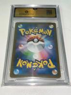 Pokémon - 1 Graded card - Pikachu 122/106 SR Alternate art,, Hobby en Vrije tijd, Verzamelkaartspellen | Pokémon, Nieuw
