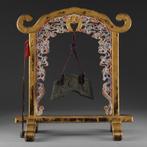 Een boeddhistische klankchime van legering, opgehangen aan