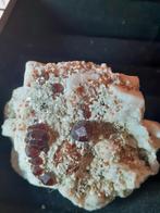 Stunning Red Garnet crystal on matrix, 475 ct, 95 gr, Verzamelen, Mineralen en Fossielen
