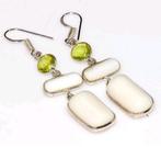 Zilver, White Coral, Peridot - Hangoorbellen - 5,8 cm lang