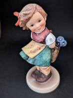 Beeld, Goebel Hummel meisje met bloemenmand - TMK7 - 12 cm -, Antiek en Kunst, Curiosa en Brocante