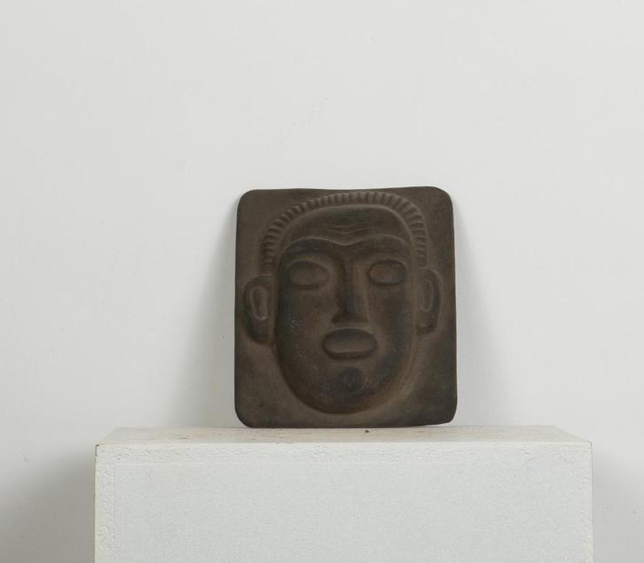 Een keramieken vaas en metalen hoofd, Antiek en Kunst, Antiek | Vazen