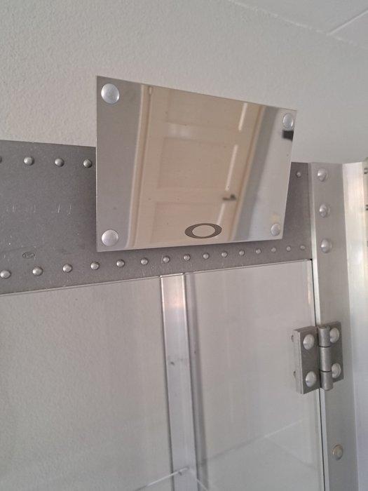 Vitrinekast - Aluminium, Metaal, Plastic, Antiek en Kunst, Antiek | Wandborden en Tegels