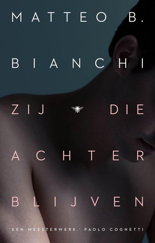 9789403130484 Zij die achterblijven | Tweedehands, Boeken, Biografieën, Zo goed als nieuw, Verzenden